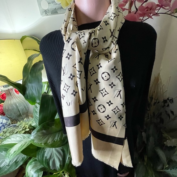 Louis Vuitton Silk Scarf. - Picture 2 of 15